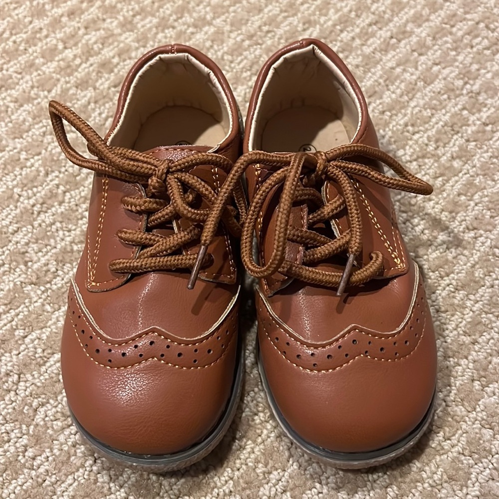 Meckior size 28 (8.5-9 little boys) wing tip brown dress shoes. EUC